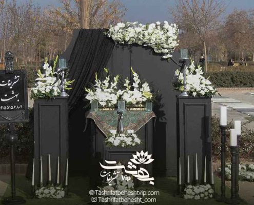 میز گل آرایی شده مراسم سالگرد فوت در آرامستان