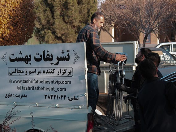 دکور سالن تشریفات سالگرد فوت با نورپردازی ملایم